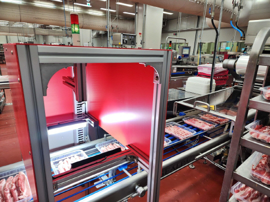 신선품질혁신센터에 AI 선별기가 가동되고 있다. 롯데마트 제공